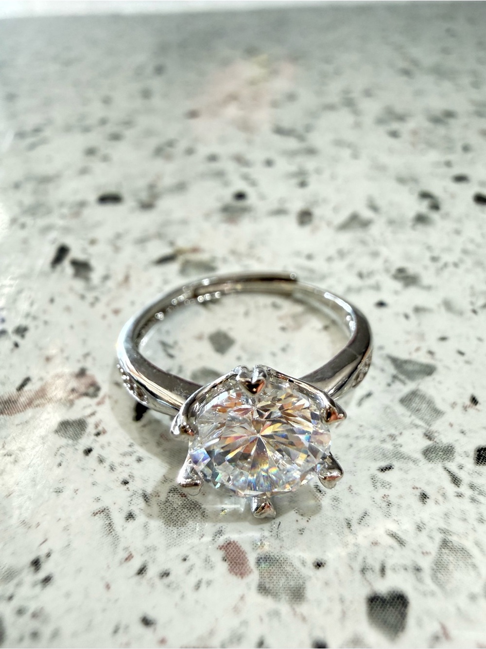 Adjustable Solitaire Ring，Large Round Brilliant-Cut Simulate Diamond，Silver-Tone